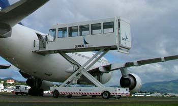 Ambulift, elevador portátil que sobe até a porta do avião para o desembarque de passageiro com mobilidade reduzida.