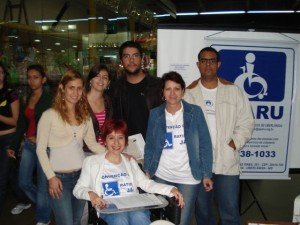 Ana Paula Crosara, com a camiseta do movimento pela ratificação da Convenção, ao lado de amigos da APARU.