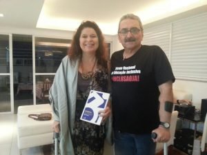 Patricia Almeida e Andrei bastos com seu livro Assimétricos.