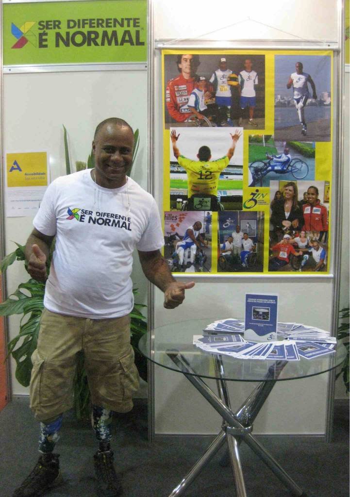 Antonio Maciel, com próteses nas duas pernas, na Reatech 2011, com a camiseta Ser Diferente é Normal.