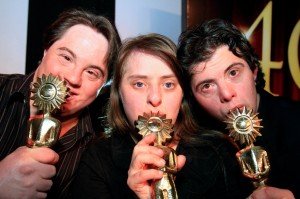awards Ariel, Rita and Breno each kiss their awards.