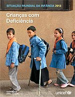 Capa do relatorio, crianças com uniforme azul em fila, entre elas um menino de muletas.