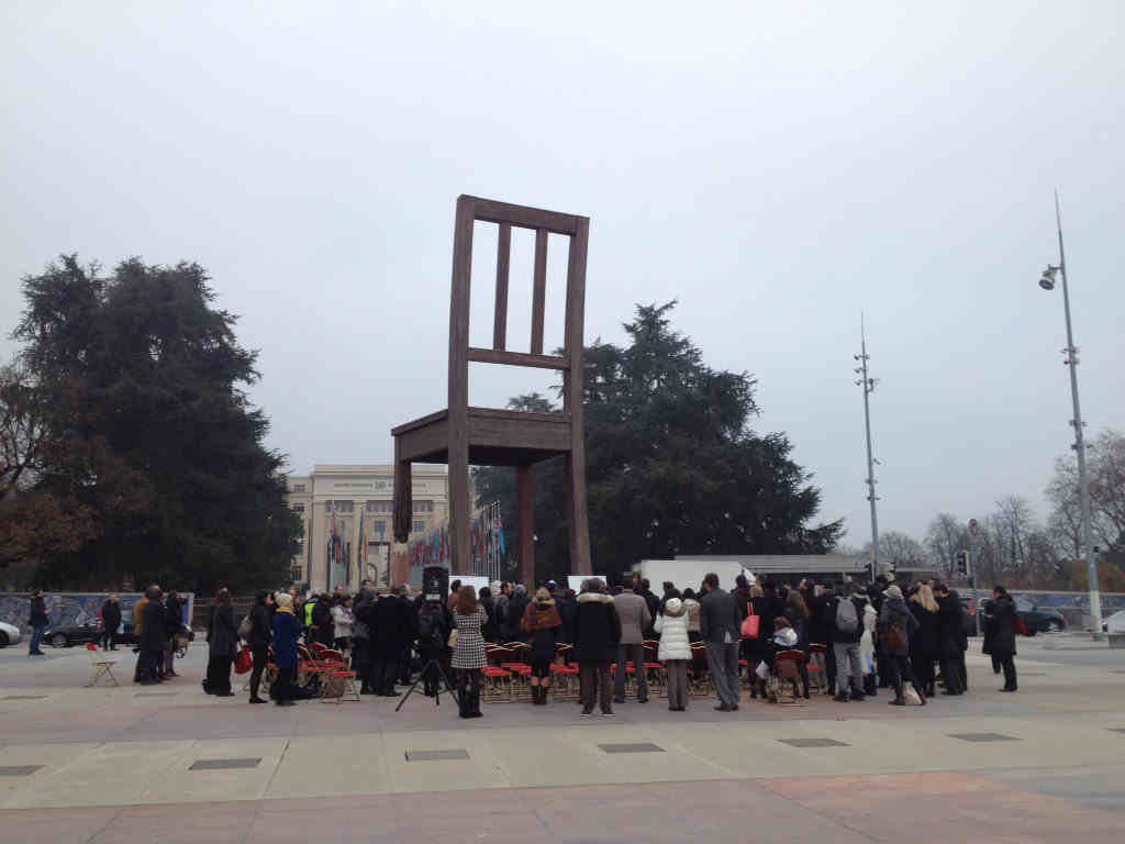 Na Place des Nations, em frente a ONU, publico assiste a celebracao do Fia Internacional em volta do monumento da cadeira quebrada. 