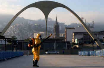 Agentes da Vigilancia Sanitária da Secretaria Municipal de Saúde do Rio de Janeiro fazem ação contra o mosquito Aedes aegypti, transmissor da dengue, Zika e Chikungunya, no  Sambódromo no centro da cidade nesta manhã de terça-feira (26).