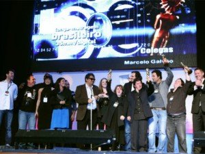 Os vencedores do Kikito festejam com os prêmios Os vencedores do Kikito festejam com os prêmios