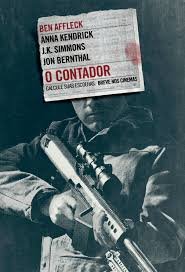 cartaz do filme o contador. em foto preto e branca, homem com rosto coberto pelo nome do filme empunha fuzil.