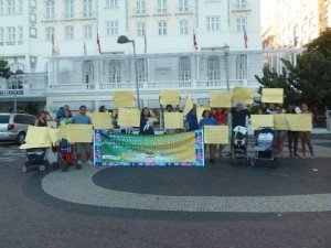 Manifestantes em frente ao Copacabana Palace com faixa e cartazes.