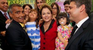 Presidenta Dilma entre o Senador Lindibergh Farias, com a filha Beatriz no colo, e o Deputado Romario, com a filha Ivy no colo.