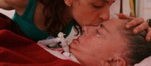 Paciente com ELA recebe carinho Paciente com ELA recebe carinho