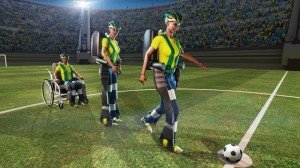 Uma pessoa levanta de sua cadeira de rodas, com seu exoesqueleto e chuta uma bola de futebol no centro de um gramado