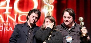 fotocolegas Breno Viola, Rita Pokk and Ariel Goldenberg receiving the award. Rita cries.