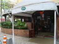 Fachada do restaurante Fratelli, com toldo branco na entrada.