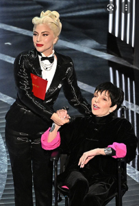 lady gaga e liza minelli, em trajes de gala. liza na cadeira de rodas.