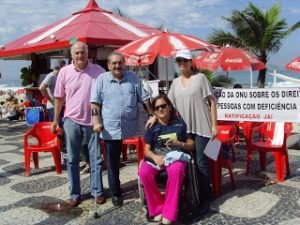 grupo na praia de ipanema recolhendo assinaturas pela ratificacao da convencao.