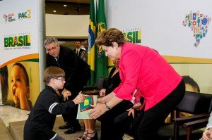 O menino Kevin entrega o livro "Deixa ei falar"para a Presidenta Dilma.