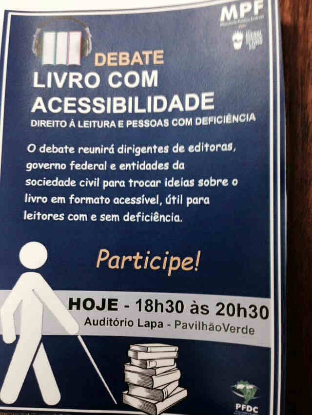 Cartaz de fundo azul com ilustracao de pessoa com bengala. debate - livro com acessibilidade - Direito a leitur e pessoas com deficiencia. O debate reunira dirigentes de editoras, governo federal e entidades da sociedade civil, para trocar ideias sobre o livro em formato acesivel, util para leitores com e sem deficiencia. participe - hoje 18h30 as 20h30, - auditorio lapa - pavilhao verde - bienal de sp.