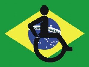 Bandeira do Brasil no fundo e desenho de cadeirante de preto, de perfil em cima dela.