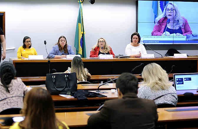 mesa de debatedores da audiencia publica.