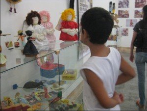 Criança olhando para prateleira de brinquedos