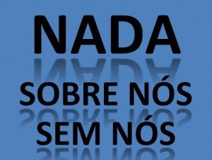 Sobre fundo azul, em letras pretas, a frase Nada sobre nós, sem nós, com um sombreado e a palavra NADA num tamanho maior.