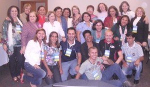 Foto do grupo que participou da reunião - 23 mulheres e homens de pé, ajoelhados e sentados.