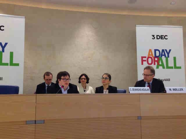 Pablo Pineda fala na sala do Conselho de Direitos Humanos, ao lado da Relatora Especial da ONU para Deficiência, Catalina Devandas.