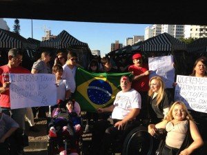 Vários manifestantes com cartazes, como "queremos terapia próximo do nosso lar",  e a bandeira do Brasil.