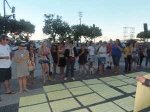 Pessoas que passavam pelo calçadão paravam para ler os cartazes e conversar com os manifestantes.