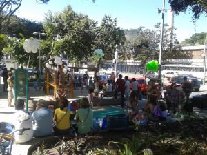 varias pessoas com baloes em praça.