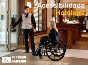 Em hotel, porteiro abre porta para hospede loura em cadeira de rodas. Letreiro ' Acessibilidade Hoteleira - Logo -Turismo Adaptado.