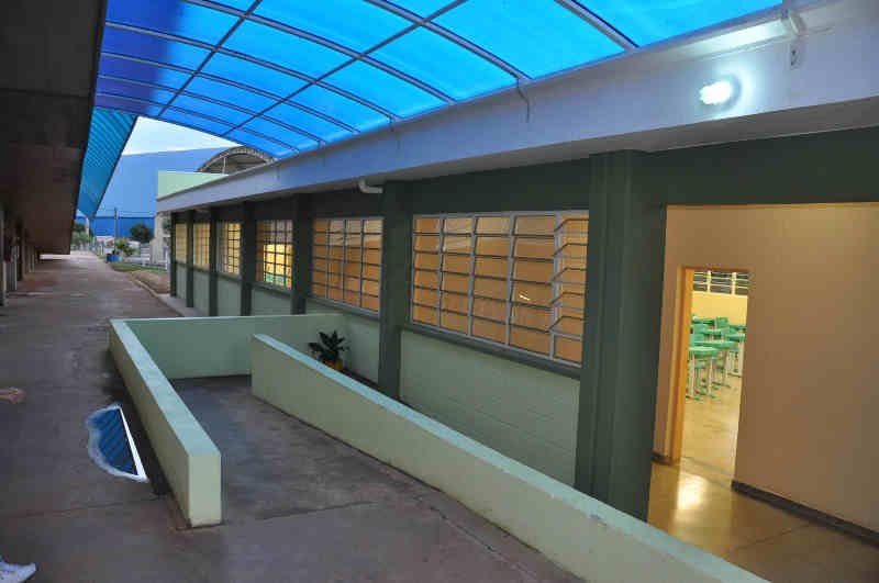 rampa em escola Imagem de rampa levando a sala de aula em escola.