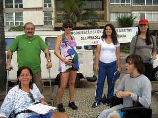 ativistas recoljem assinatura no rio.