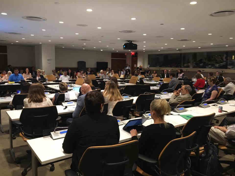 sala com pessoas assistindo o evento.