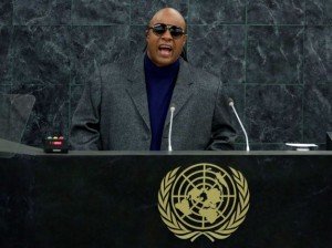 O cantor Stevie Wonder falando na reunião de altas autoridades na ONU