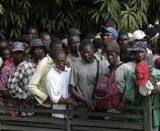 trafico-de-haitianos-225x184 Homens haitianos de pé na boleia de um caminhão.