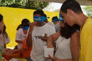 Homem vendado sente cheiro de substância na ponta dos dedos.