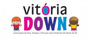 Logotipo daAssociação Vitória Down, em letras coloridas com um ilustração de um menino com Down do lado esquerdo e uma menina do lado direito do logo.