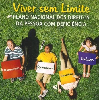 Deitados no gramado, tres pessoas com placas que dizem autonomia, oportunidade, convivencia e inclusao. Viver Sem Limite - Plano Nacional dos Direitos das Pessoas com Deficiencia.