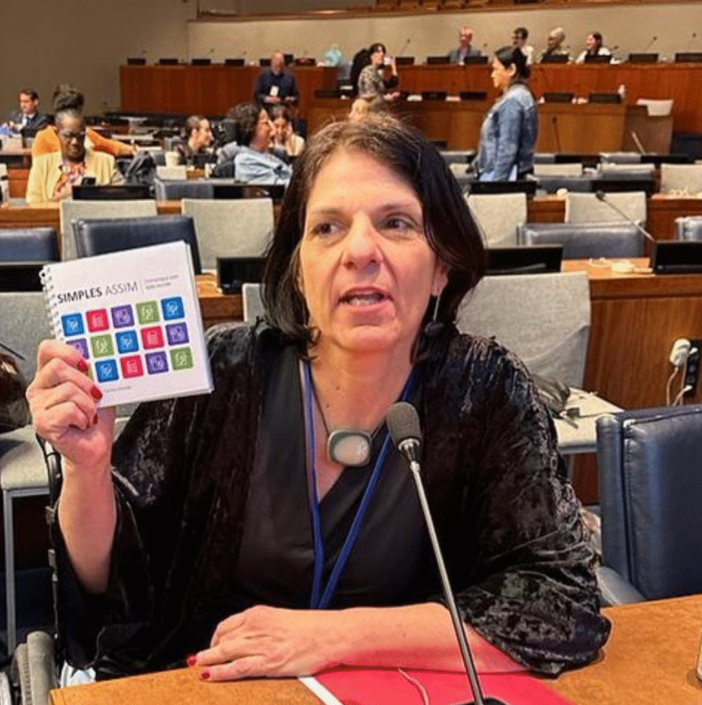 a delegada na onu mostra cartilha simples assim.