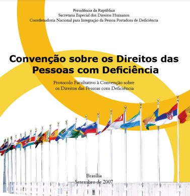 Capa da Convenção sobre os direitos das pessoas com deficiência. Edição da CORDE, 2007. As bandeiras das nações a frente dos circulos da ONU.