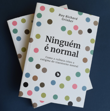 Capa do livro "Ninguém é normal", publicação de 2024 da Ed. Arquipélago. Na capa, aparecem titulo, subtítulo e o nome do autor, e bolhas coloridas.