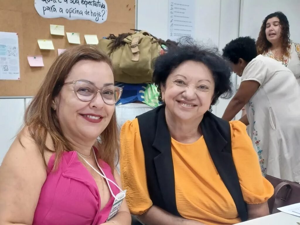 Rosana Lago da Frente Nacional de Mulheres com Deficiência e Deusina Lopes da Cruz, do MDS.