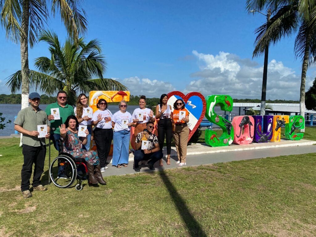 grupo posando em frente a placa de soure