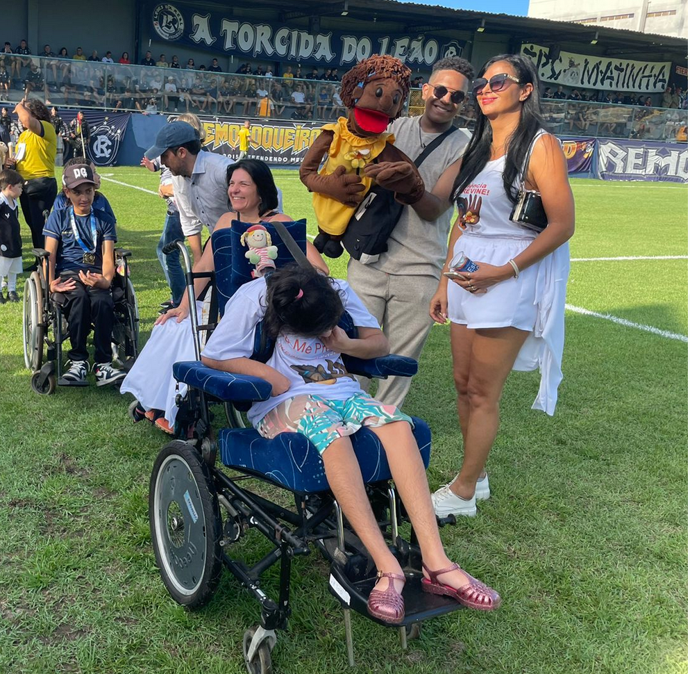 Cadeirantes esperando para entrar em campo Gigi e Anna Paula, junto com Cotinha e Neusa Maria