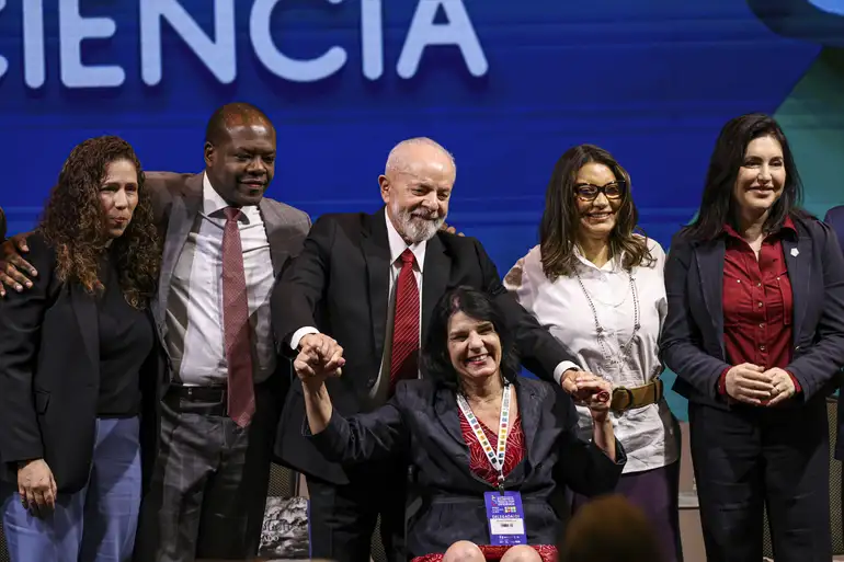 Ministra Ester Dwek, Ministro Silvio Almeida, Presidente Lula, Janja, Ministra Simone Tebet e Anna Paula Feminella.