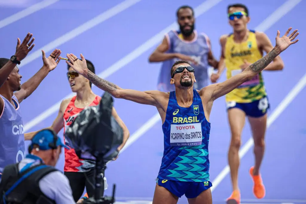 Júlio César Agripino comemora vitória nos 5000m nos Jogos Paralímpicos de Paris | Foto: Wander Roberto / CPB