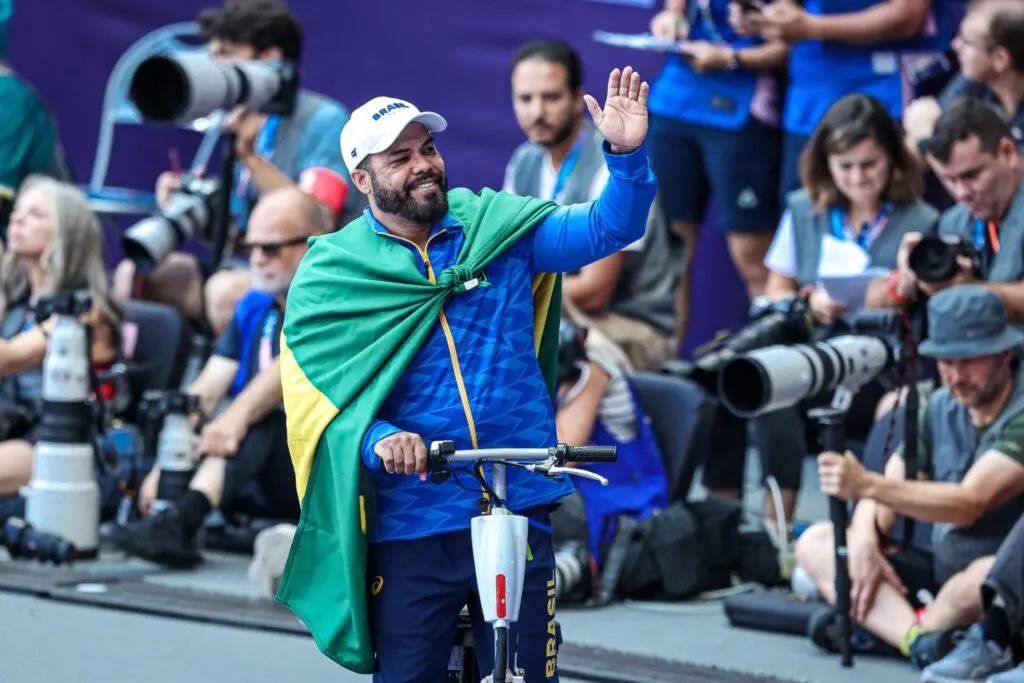 Claudiney Batista comemora medalha de ouro conquistada nos Jogos de Paris I Ana Patrícia Almeida/CPB