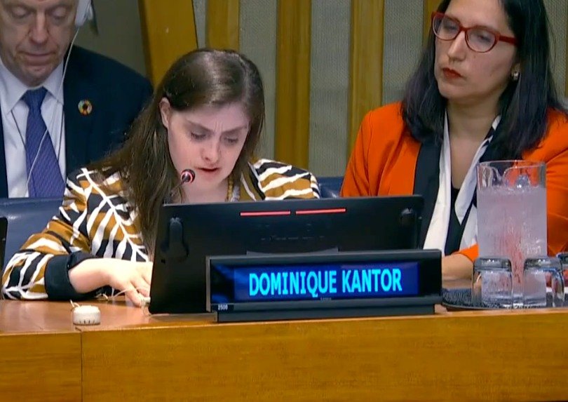 mulher lendo, nome a frente - Dominique Kantos, mulher ao lado observa.