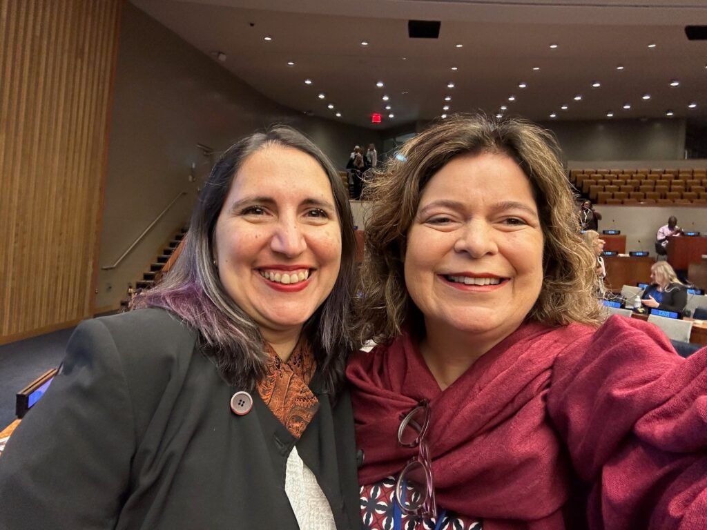 duas mulheres sorridentes.