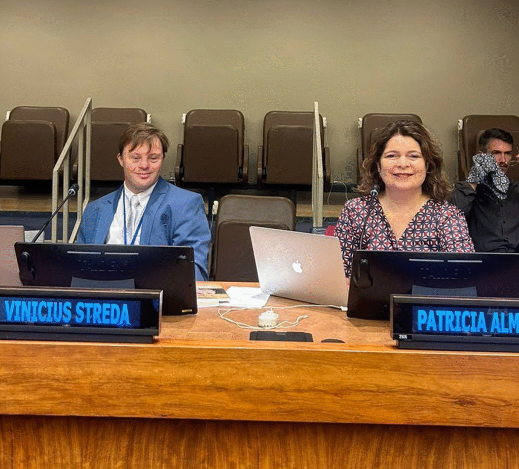 duas pessoas em mesa de debates vinicius streda e patricia almeida.